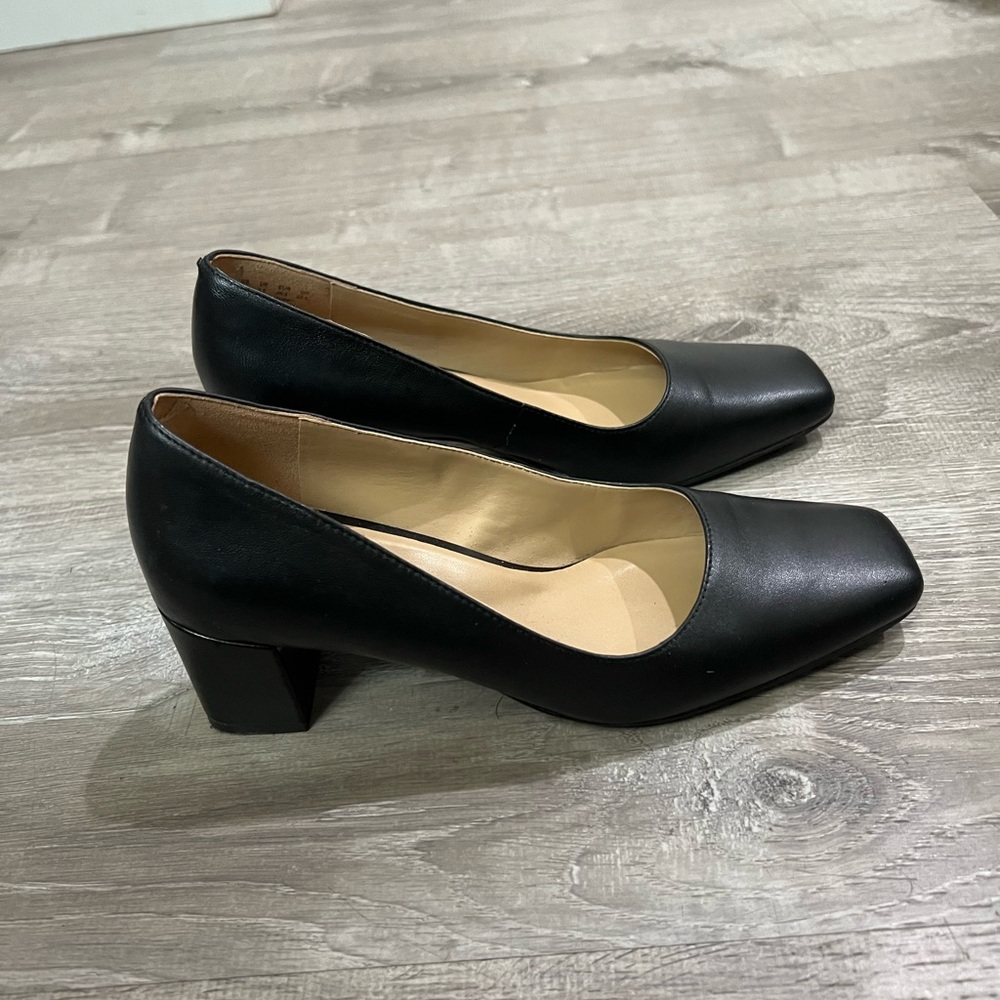 Naturalizer karina pump size 6.5 - Black
